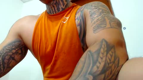Snapshot of colombian_monster_cock chatting on 12/18/24, 05:10 camilo online show from 12/18/24, 05:10