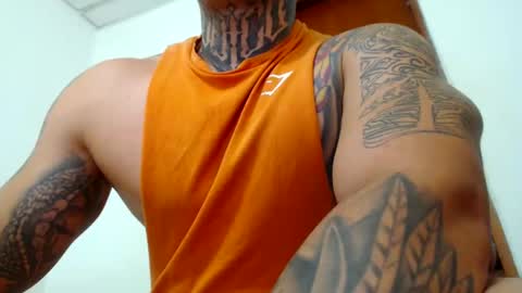 Snapshot of colombian_monster_cock chatting on 01/10/25, 12:04 camilo online show from 01/10/25, 12:04