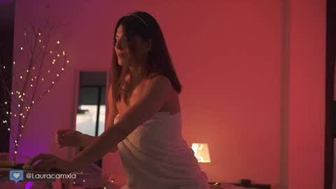 Laura online show from 01/20/25, 02:01
