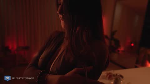 Snapshot of colouristic chatting on 10/12/25, 01:48 Laura online show from 10/12/25, 01:48