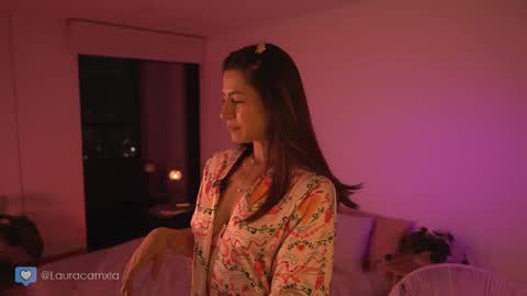 Snapshot of colouristic chatting on 10/16/25, 11:06 Laura online show from 10/16/25, 11:06