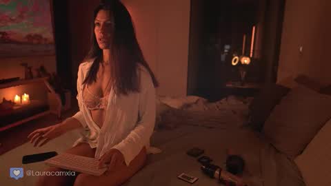 Snapshot of colouristic chatting on 10/19/25, 11:27 Laura online show from 10/19/25, 11:27