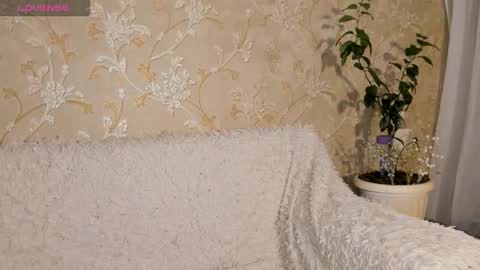 Snapshot of come_feel_me_ chatting on 10/15/25, 08:09 Mia online show from 10/15/25, 08:09