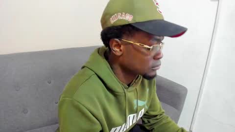 Snapshot of compton_01 chatting on 09/30/25, 12:21 COMPTON online show from 09/30/25, 12:21