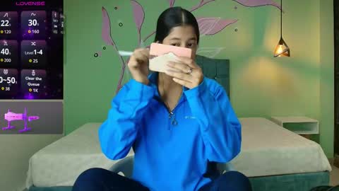 C O N N I E online show from 11/13/25, 08:08