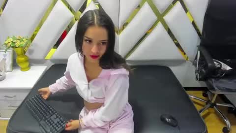 Snapshot of cooperemma_ chatting on 12/19/24, 02:56 CooperEmma online show from 12/19/24, 02:56