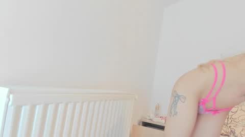 Snapshot of coquette_petite chatting on 12/17/25, 08:59 coquette_petite online show from 12/17/25, 08:59