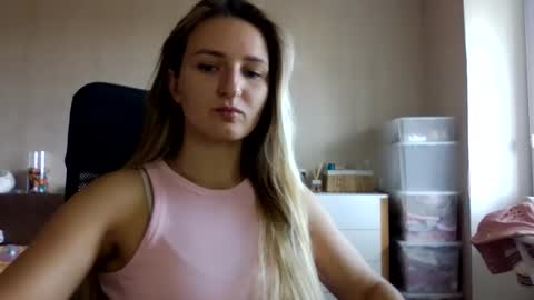 cora_fora online show from 09/17/25, 08:05