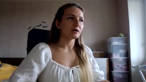 cora_fora online show from 10/03/25, 09:17