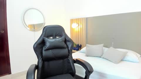 C O R A  L online show from 11/04/25, 02:10