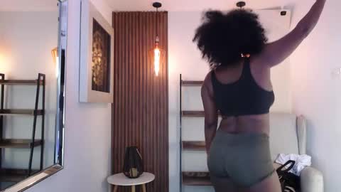 Snapshot of coral_lise chatting on 11/14/25, 06:06 Coral online show from 11/14/25, 06:06