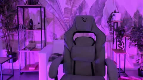 Snapshot of coralinekeyns chatting on 10/16/25, 05:41 little girl who is always right or Coraline online show from 10/16/25, 05:41