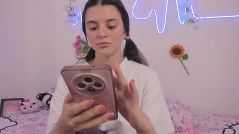 Snapshot of coralinexxx07 chatting on 07/14/26, 02:05 Coraline uwu Bienvenidos al dulce mundo de Coraline Hola amores soy Coraline Una chica tierna juguetona online show from 07/14/26, 02:05