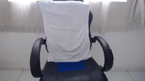 Snapshot of corolaxxl chatting on 10/14/25, 02:51 corolaxxl online show from 10/14/25, 02:51