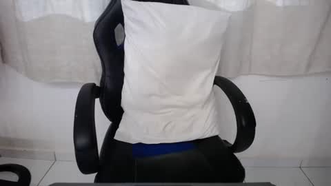 Snapshot of corolaxxl chatting on 11/06/25, 10:43 corolaxxl online show from 11/06/25, 10:43