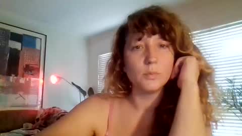 Snapshot of cosmiccoquette chatting on 09/17/25, 04:41 mamimaritza online show from 09/17/25, 04:41