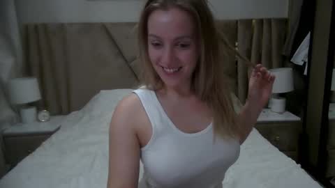 cosmo_blondiee online show from 10/20/25, 10:16