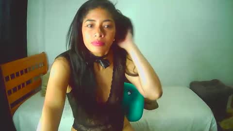 Snapshot of coupleeswetthott chatting on 11/05/25, 11:10 coupleeswetthott online show from 11/05/25, 11:10