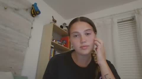 Snapshot of cowguirle chatting on 07/19/26, 01:53 Em online show from 07/19/26, 01:53