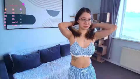 Snapshot of crazy_selfi chatting on 03/17/26, 07:01 Emma online show from 03/17/26, 07:01