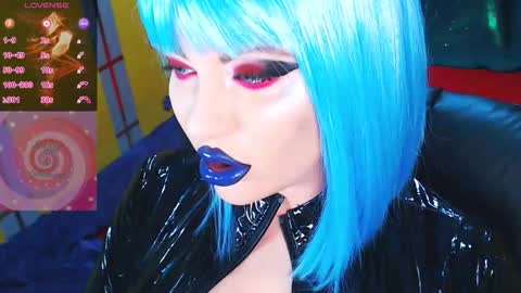 Snapshot of crazypinkyball chatting on 12/17/25, 02:23 Roxy online show from 12/17/25, 02:23