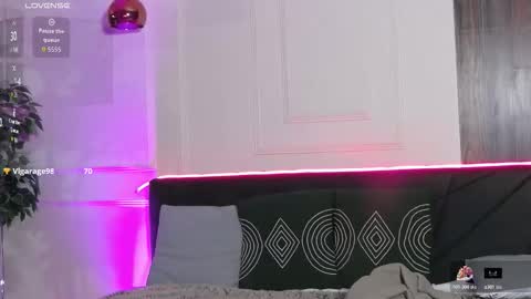 Sophie online show from 10/31/25, 04:13