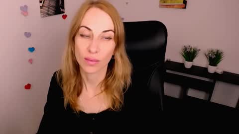 Snapshot of create_your_own_sun chatting on 10/05/25, 01:42 Lera online show from 10/05/25, 01:42