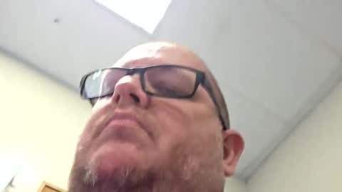 Snapshot of creeeping_death chatting on 12/17/25, 04:29 The hopeless romantic online show from 12/17/25, 04:29