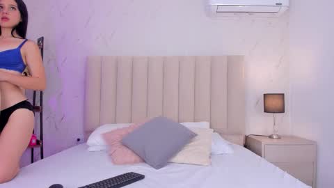 Snapshot of criistal_blossom chatting on 12/01/25, 01:49 Cristal online show from 12/01/25, 01:49