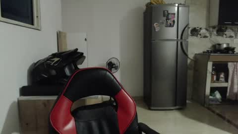 Snapshot of criscamiloo chatting on 06/13/26, 07:39 criscamiloo online show from 06/13/26, 07:39