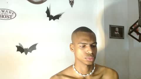 criss_zuri online show from 10/23/25, 11:42