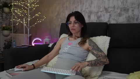crissy_love online show from 02/04/25, 12:29