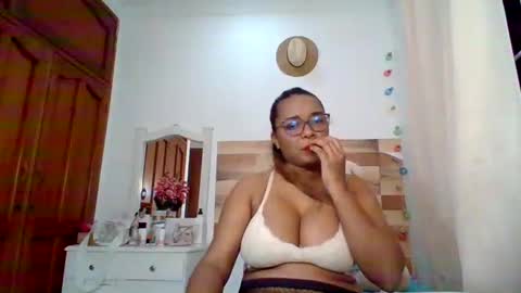 Snapshot of cristal_blanco chatting on 12/23/24, 12:14 cristal online show from 12/23/24, 12:14