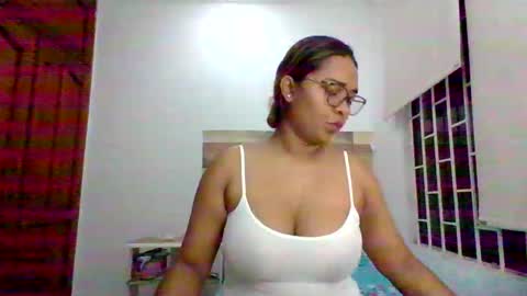 Snapshot of cristal_blanco chatting on 12/19/25, 04:52 cristal online show from 12/19/25, 04:52