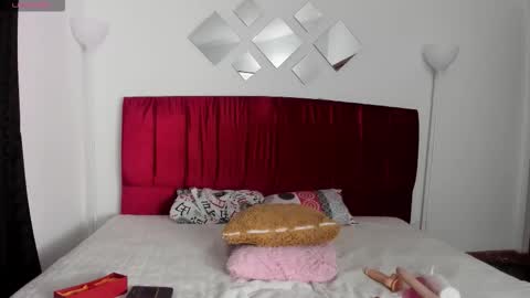 Snapshot of cristal_moon01 chatting on 12/18/25, 09:21 cristal_moon01 online show from 12/18/25, 09:21