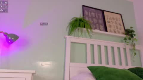 Snapshot of cristalcornner_ chatting on 09/26/25, 07:40 Nicole Connection time 220pm-910pmCol online show from 09/26/25, 07:40