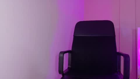 Snapshot of cristalcornner_ chatting on 10/17/25, 07:49 Nicole Connection time 220pm-910pmCol online show from 10/17/25, 07:49