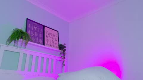 Snapshot of cristalcornner_ chatting on 11/12/25, 08:30 Nicole Connection time 220pm-910pmCol online show from 11/12/25, 08:30