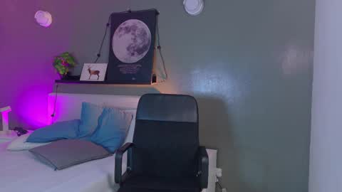 Snapshot of cristalcornner_ chatting on 11/13/25, 07:57 Nicole Connection time 220pm-910pmCol online show from 11/13/25, 07:57