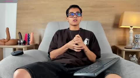 cristian_suarezz_ online show from 10/09/25, 09:46