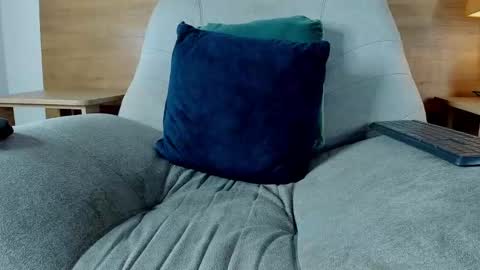 cristian_suarezz_ online show from 10/10/25, 09:47