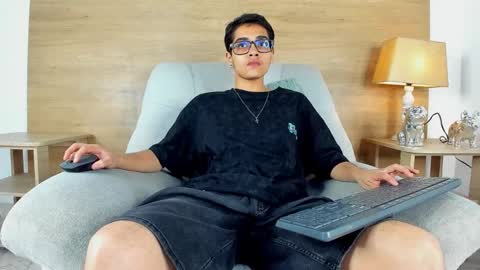 cristian_suarezz_ online show from 10/19/25, 09:37