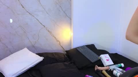 Cry online show from 11/06/25, 10:21