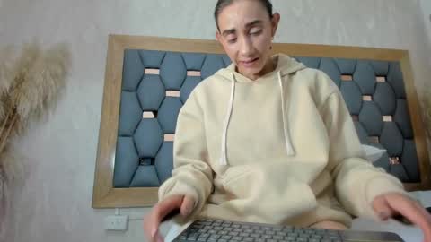 crystal_sm online show from 10/06/25, 03:04