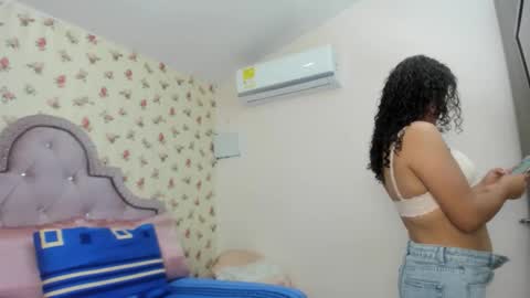 Snapshot of crystal_watson0 chatting on 05/16/26, 02:05 Milf Latina online show from 05/16/26, 02:05