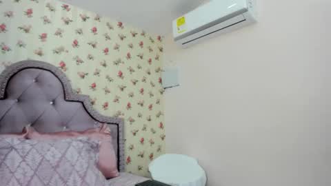 Snapshot of crystal_watson0 chatting on 05/24/26, 01:49 Milf Latina online show from 05/24/26, 01:49