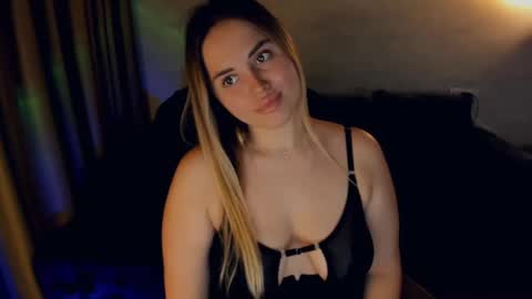 Snapshot of crystalemily chatting on 02/17/25, 08:04 crystalemily online show from 02/17/25, 08:04