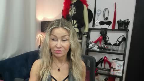 Snapshot of crystalxohotty chatting on 12/19/25, 06:09 CrystalHotty online show from 12/19/25, 06:09