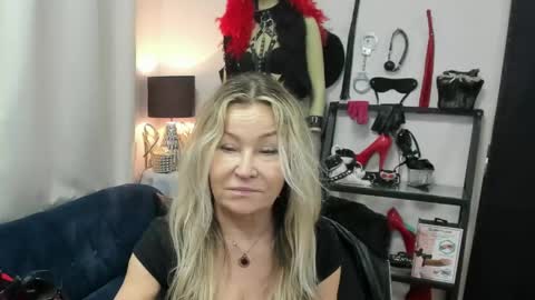 Snapshot of crystalxohotty chatting on 04/14/26, 04:40 CrystalHotty online show from 04/14/26, 04:40
