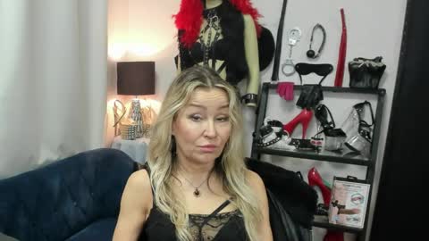 Snapshot of crystalxohotty chatting on 04/17/26, 05:43 CrystalHotty online show from 04/17/26, 05:43